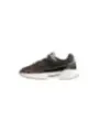 Braune Sportschuhe mit weißer Sohle