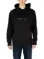 Mann trägt schwarzes Calvin Klein Hoodie