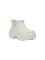 Weißer Crocs-Stiefel mit Fell.