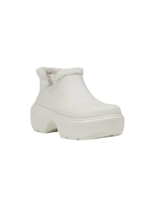 Weißer Crocs-Stiefel mit Fell.