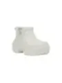 Weißer Crocs-Stiefel mit Fell.