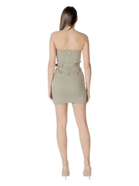 Olivenfarbenes trägerloses Kleid mit Absatzschuhen