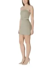 Tan trägerloses Minikleid mit Absätzen