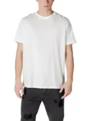 Mann trägt weißes T-Shirt Jeans