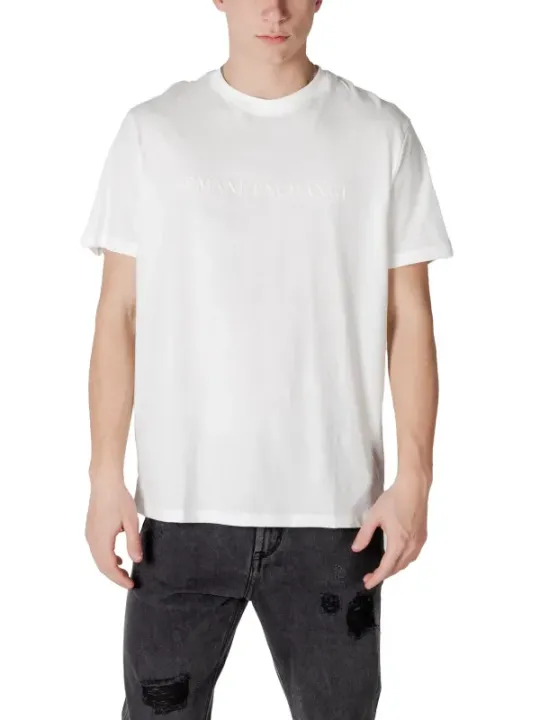 Mann trägt weißes T-Shirt Jeans