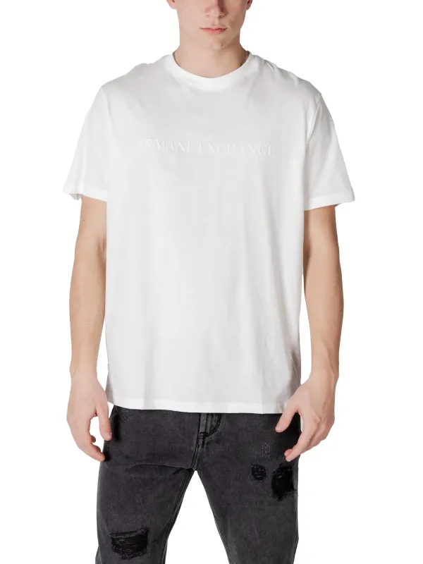 Mann trägt weißes T-Shirt Jeans Mann trägt weißes T-Shirt Jeans