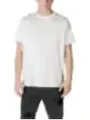 Mann trägt weißes T-Shirt Jeans