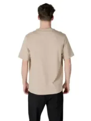 Mann trägt Antony Morato T-Shirt