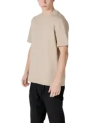 Beiges lockeres T-Shirt, Mann modelliert
