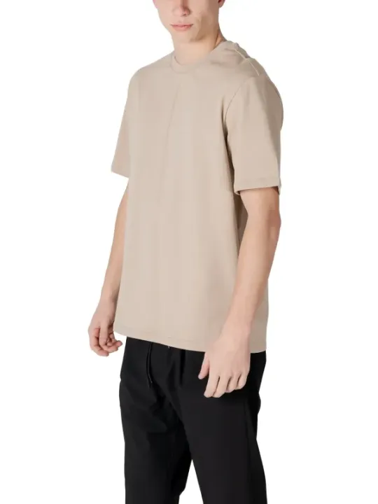 Beiges lockeres T-Shirt, Mann modelliert