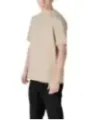 Beiges lockeres T-Shirt, Mann modelliert