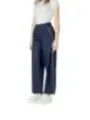 Dunkle Hose mit weißem Streifen
