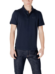 Mann trägt blaues EA7 Poloshirt