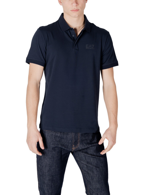 Mann trägt blaues EA7 Poloshirt Mann trägt blaues EA7 Poloshirt