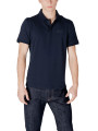 Mann trägt blaues EA7 Poloshirt