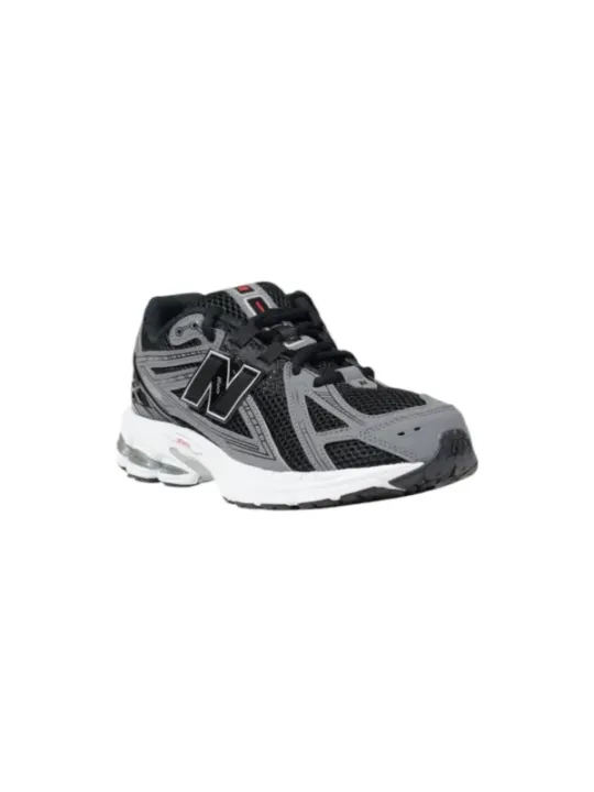 Schwarze und graue New Balance Sneakers