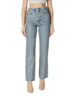 Hoch taillierte blaue Jeans tragen