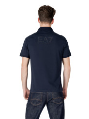 Mann trägt EA7 blaues Poloshirt