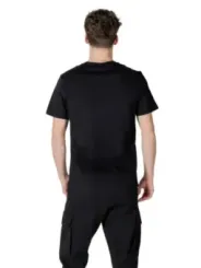 Mann trägt schwarzes Antony Morato Set