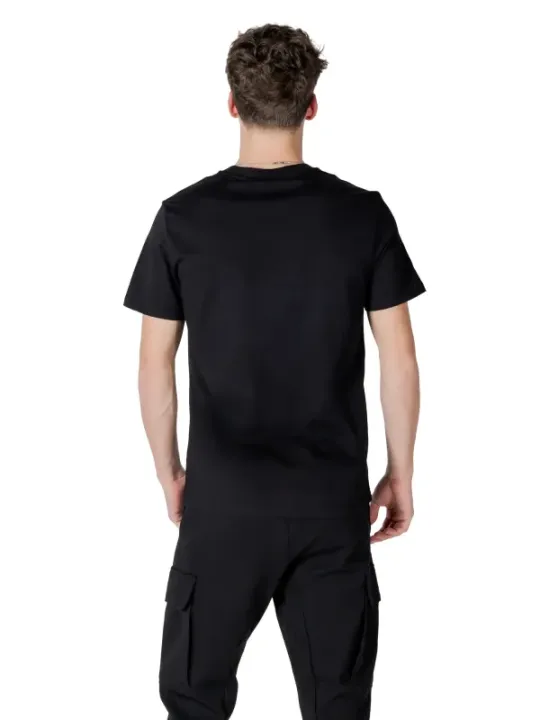 Mann trägt schwarzes Antony Morato Set