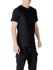 Schwarzes T-Shirt und Hose