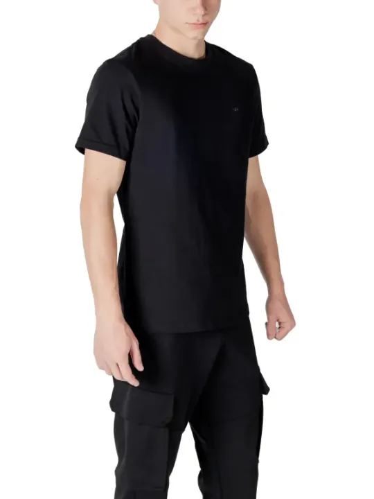 Schwarzes T-Shirt und Hose
