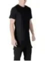 Schwarzes T-Shirt und Hose