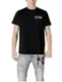 Mann trägt Icon T-Shirt Jeans