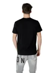 Mann trägt Icon 484247 Jeans