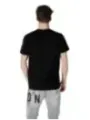 Mann trägt Icon 484247 Jeans