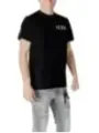 Mann trägt Icon 484247 T-Shirt