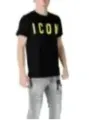 Mann trägt schwarzes ICON T-Shirt