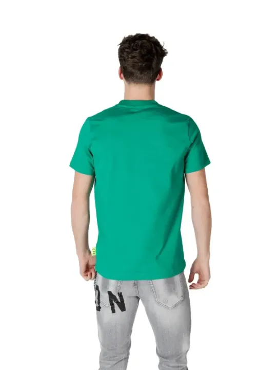 Grünes T-Shirt, Jeans, lässiger Stil