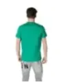 Grünes T-Shirt, Jeans, lässiger Stil