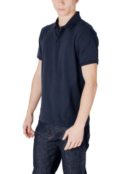 Mann trägt blaues Ea7 Poloshirt