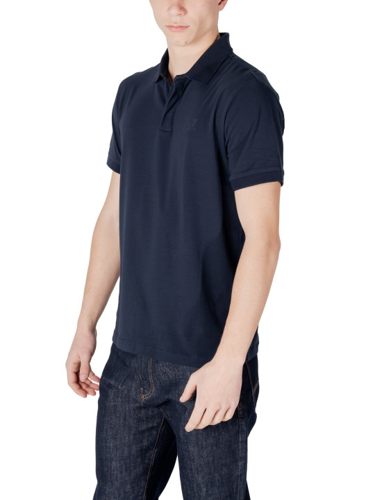 Mann trägt blaues Ea7 Poloshirt
