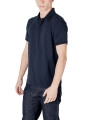 Mann trägt blaues Ea7 Poloshirt