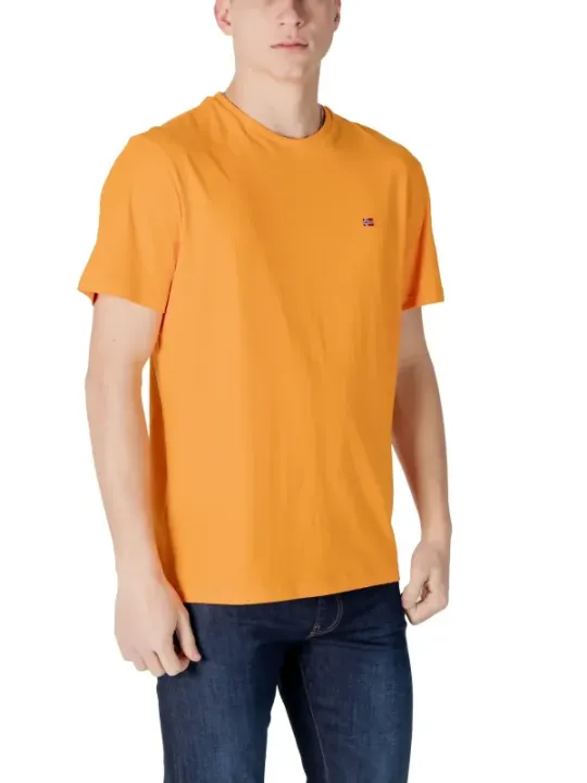 Napapijri orange T-Shirt Modell Pose