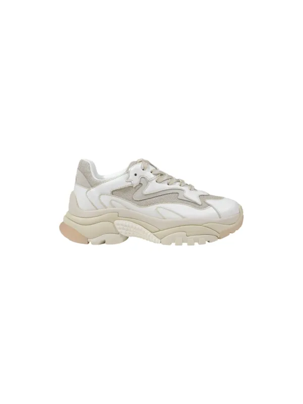 Weiße Sneaker mit dicker Sohle