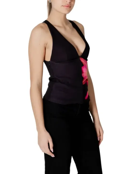 Schwarzes Oberteil mit pinkem Blumenmuster