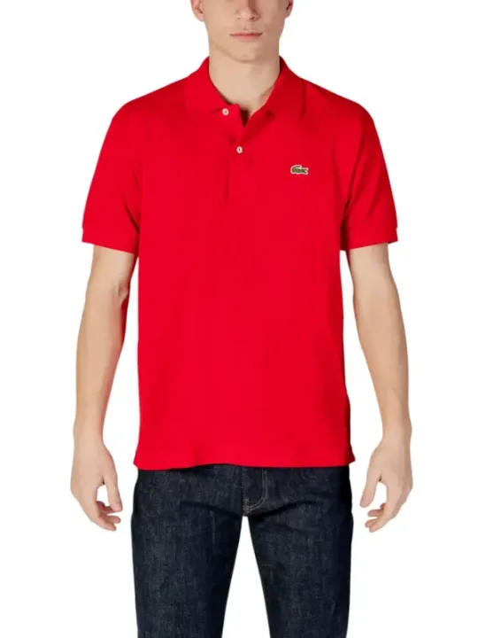 Rotes Lacoste Polohemd mit Jeans