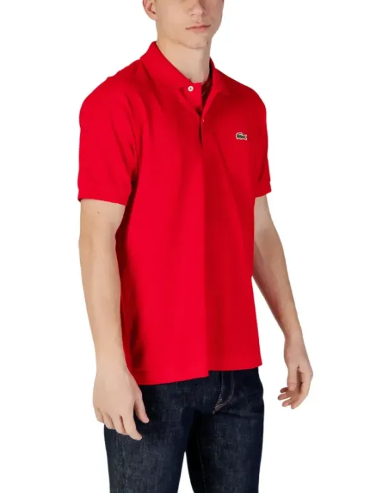 Rotes Lacoste Polohemd mit Jeans