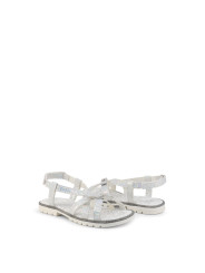 Silberne Sandalen mit Strasssteinen verziert