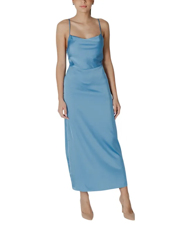 Helles blaues Satin-Maxikleid Vila Helles blaues Satin-Maxikleid Vila