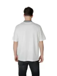 Mann trägt weißes Armani T-Shirt