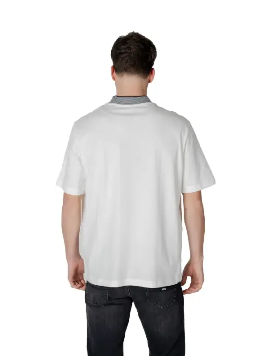 Mann trägt weißes Armani T-Shirt