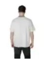Mann trägt weißes Armani T-Shirt
