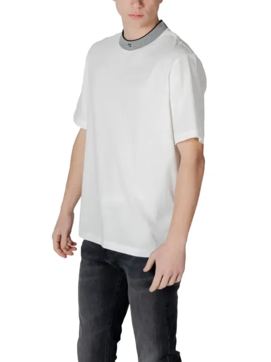 Weißes T-Shirt mit kariertem Kragen