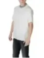 Weißes T-Shirt mit kariertem Kragen