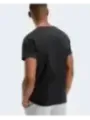 Mann trägt Tommy Hilfiger T-Shirt